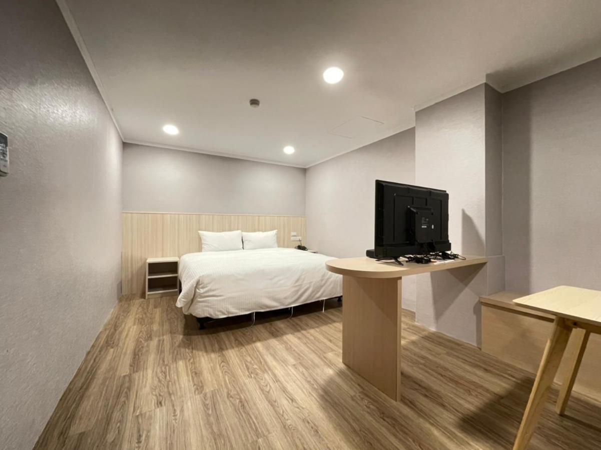 Yoshi Hotel - Tainan Station Branch Zewnętrze zdjęcie