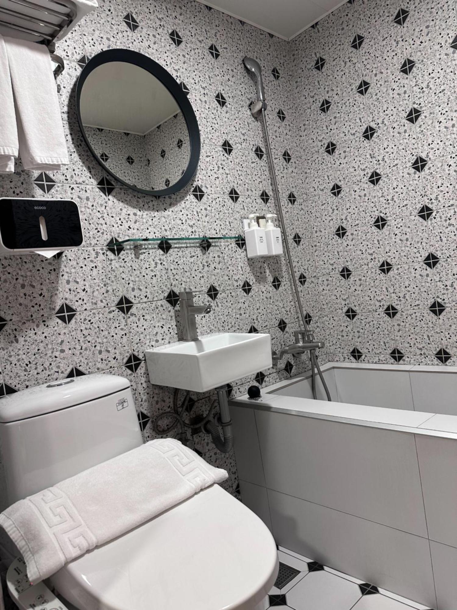 Yoshi Hotel - Tainan Station Branch Zewnętrze zdjęcie